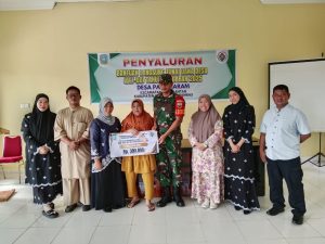 Praka Robi Chairul Dampingi Pembagian BLT Dana Desa Payamaram untuk Warga Kurang Mampu