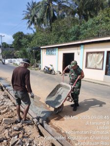 BABINSA KORAMIL 07/PALMATAK SERDA FADHLIN: PERERAT SILATURAHMI LEWAT GOTONG ROYONG PERBAIKI JALAN DESA
