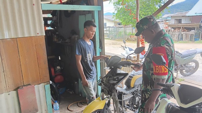 Serda Julius Souhali Tingkatkan Kedekatan dengan Warga Lewat Komsos di Desa Lidi