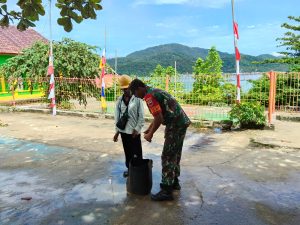 Babinsa Koramil 07/Palmatak Jalin Komsos dengan Warga Desa Payalaman