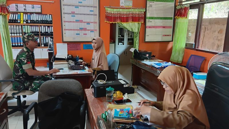 Praka Robi Chairul Laksanakan Komsos Bersama Staf Guru di Desa Batu Ampar