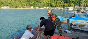 Serda Fadhlin, Babinsa Koramil 07/Palmatak Bantu Nelayan dan Jalin Komsos di Desa Putik