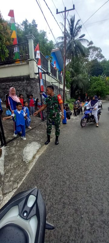 Serda Yusri Satria Kawal Keselamatan Siswa TK di Palmatak