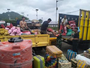 Babinsa Sertu M. Hadi Jalin Komsos Bersama Warga Desa T. Siantan, Kecamatan Siantan Tengah