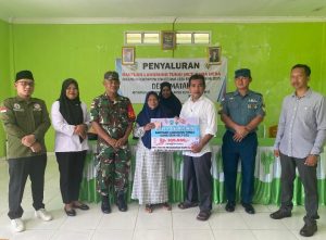 Serda Fadhlin, Babinsa Desa Matak, Dampingi Pembagian BLT DD Tahap II untuk 24 KPM
