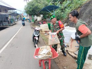 Serda Fadhlin Bantu Angkut Pasir untuk Rehabilitasi Sekolah, Wujud Nyata TNI Hadir di Tengah Masyarakat