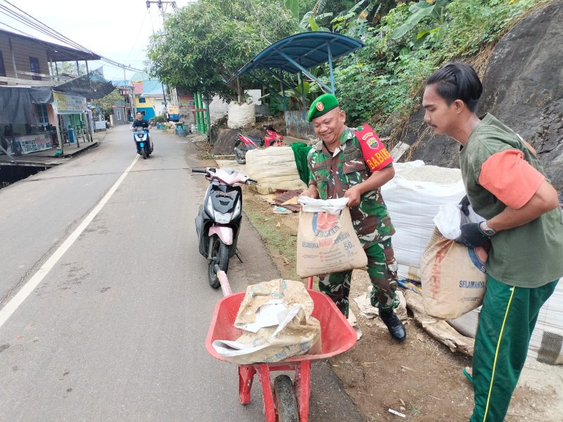 Serda Fadhlin Bantu Angkut Pasir untuk Rehabilitasi Sekolah, Wujud Nyata TNI Hadir di Tengah Masyarakat