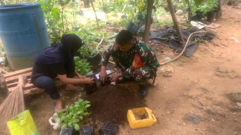 Praka M. Ardi Danang Bantu Warga Semai Bibit Sayur Saat Komsos di Desa Belibak