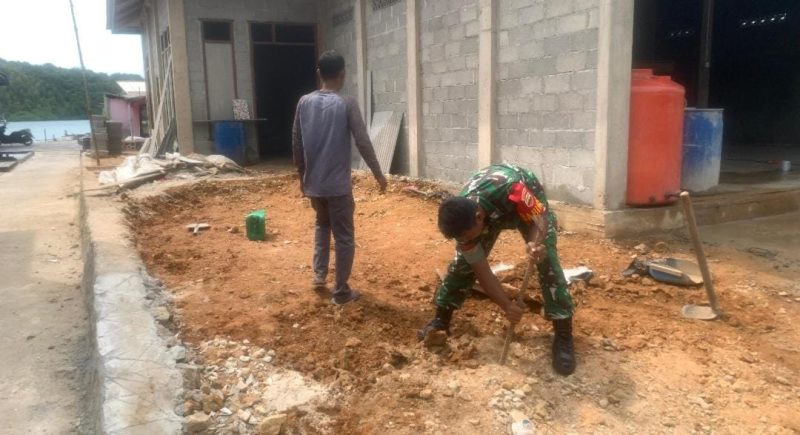 Di Atas Tanah Rakyat, Babinsa Tak Hanya Berdiri—Ia Ikut Menggali Harapan di Belibak