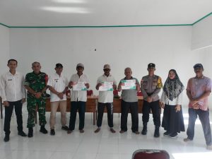 BLT DD Tahap VII “Menyentuh Hati Rakyat”: Babinsa Palmatak Hadiri Penyaluran Bantuan di Desa T. Sunting