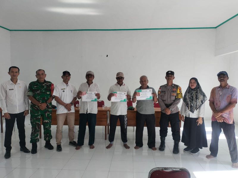 BLT DD Tahap VII “Menyentuh Hati Rakyat”: Babinsa Palmatak Hadiri Penyaluran Bantuan di Desa T. Sunting