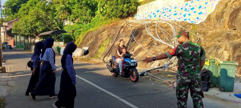 Kopda JH Tampubolon Jadi Penjaga Pagi Anak Sekolah di Desa Candi: “Kami Hadir untuk Melayani, Bukan Hanya Mengamankan”