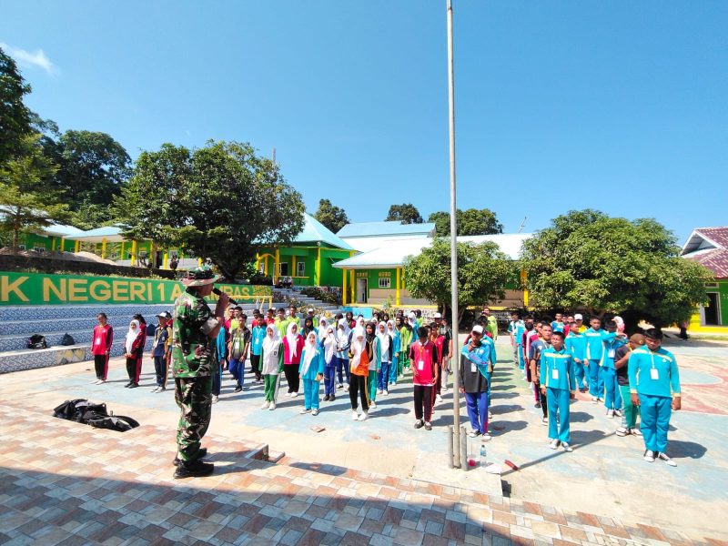 Babinsa Sertu M. Hadi Latih PBB Dasar untuk Siswa SMK N 1 Anambas dalam Kegiatan MPLS
