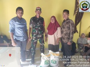 Babinsa Sertu Saiful Bahri Dampingi Penyaluran Bantuan Pangan di Desa Mubur, Siantan Utara