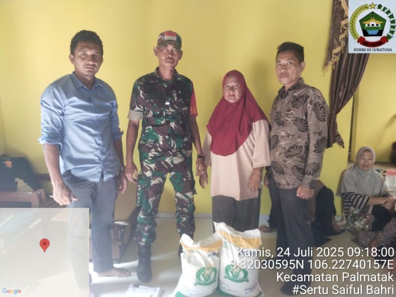 Babinsa Sertu Saiful Bahri Dampingi Penyaluran Bantuan Pangan di Desa Mubur, Siantan Utara