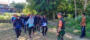 Kopda JH Tampubolon Latih Siswa SMA N 1 Kute Siantan Hadapi Pra Paskibra Tingkat Kecamatan