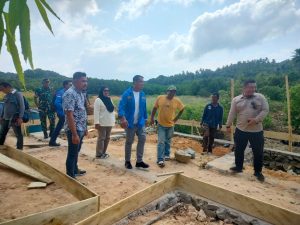 Sertu M. Hadi Dampingi Peninjauan Lokasi Pembangunan PUSTU di Desa Batu Ampar