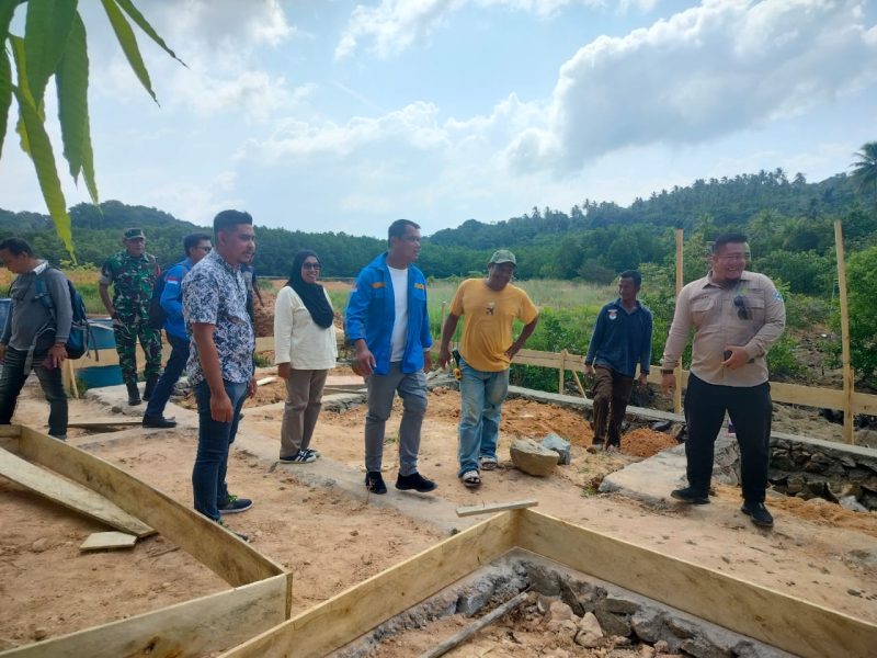 Sertu M. Hadi Dampingi Peninjauan Lokasi Pembangunan PUSTU di Desa Batu Ampar