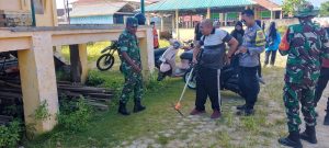 Semangat Kemerdekaan Membara, Babinsa Koramil Palmatak dan Warga Ladan Kompak Bersihkan Lapangan Upacara HUT RI ke-80