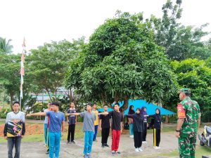 Sertu M. Hadi Latih PBB Dasar, Siswa SMA N 1 Palmatak Siap Berlaga di Lomba Antar Kelas