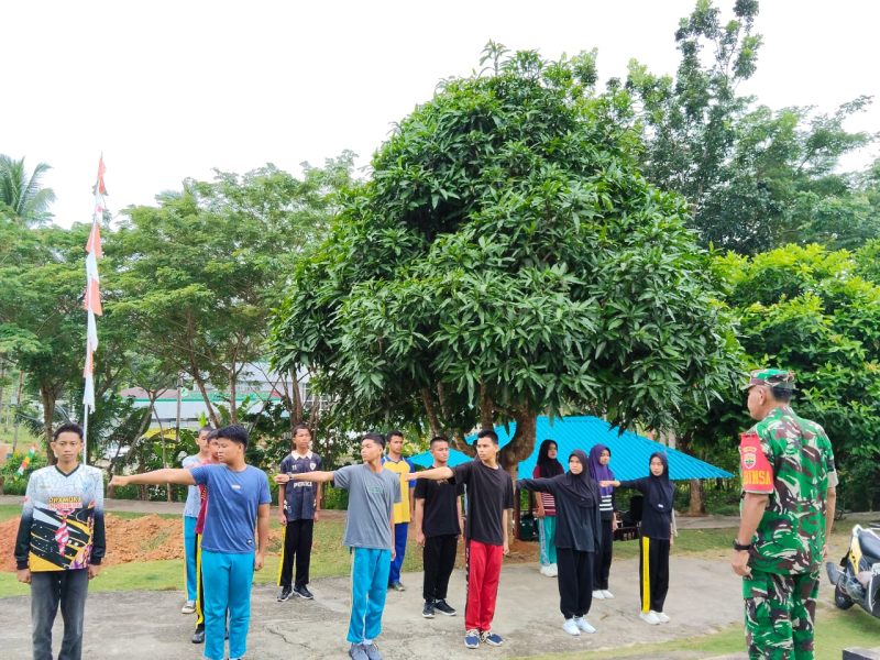 Sertu M. Hadi Latih PBB Dasar, Siswa SMA N 1 Palmatak Siap Berlaga di Lomba Antar Kelas