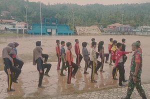 Hujan Tak Surutkan Semangat, Serda Yusri Satria Latih Pra Paskibra di Palmatak