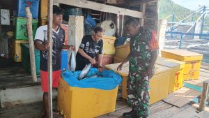 Serda Julius Souhali Pererat Kebersamaan, Warga Lidi Rasakan Kehadiran TNI di Tengah Mereka