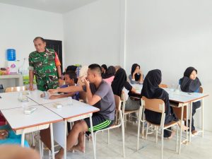 Sertu M. Hadi Motivasi Siswa Sekolah Rakyat di Palmatak