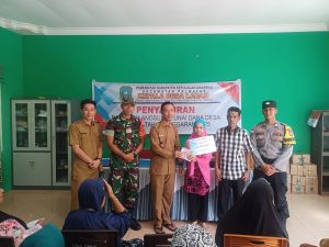 Babinsa Koramil 07/Palmatak Dampingi Pembagian BLT DD Tahap 9 di Desa Ladan