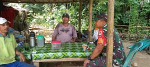 Babinsa Koramil 07/Palmatak Kopda JH Tampubolon Gelar Komsos di Desa Candi