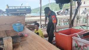 Babinsa Desa Lidi, Serda Julius Souhali, Kokohkan Kedekatan dengan Warga Lewat Komsos