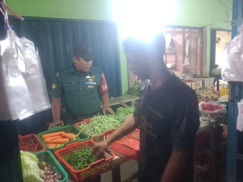 Sertu Sholihin Lakukan Komsos dengan Pedagang di Pasar Ikan Desa Tarempa Barat