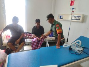 Sertu Ganda Fitrianto Tunjukkan Kepedulian dengan Membesuk Warga Binaan di RSUD Tarempa