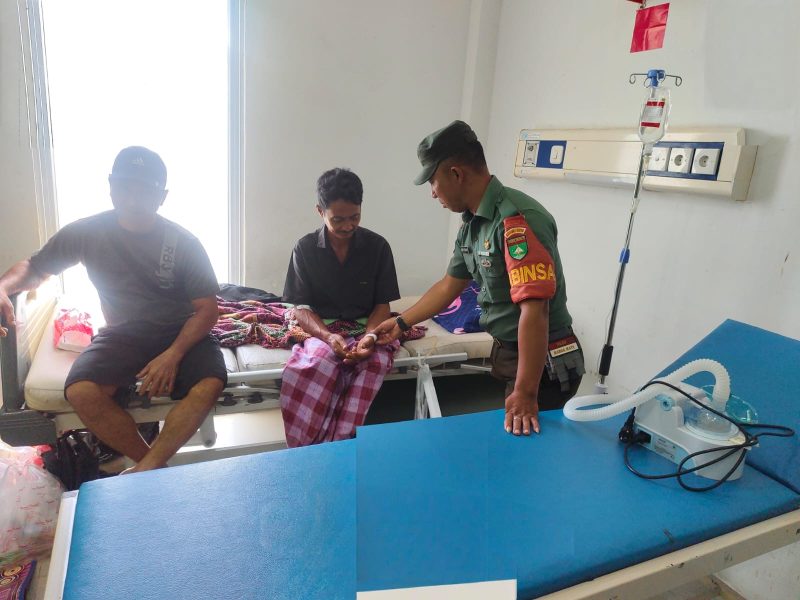 Sertu Ganda Fitrianto Tunjukkan Kepedulian dengan Membesuk Warga Binaan di RSUD Tarempa