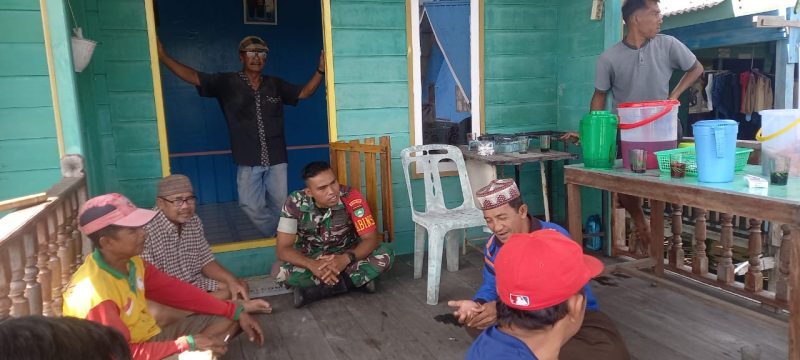 Serda Yusri Satria, Babinsa Koramil 07/Palmatak Perkuat Kebersamaan Lewat Komsos di Desa Piabung