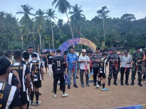 Sertu M. Hadi Hadiri Penutupan Turnamen Sepak Bola HUT Desa Teluk Siantan ke-15