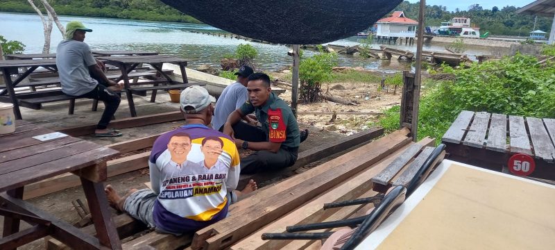 Babinsa Serda Yusri Satria Ingatkan Nelayan Desa Tebang Waspada Cuaca Ekstrem