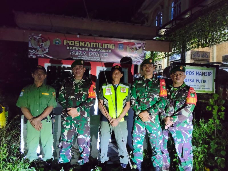 Babinsa Peduli Desa, Koramil 07 Palmatak Lakukan Patroli Siskamling Bersama Linmas di Desa Putik