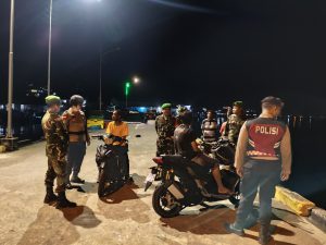Koramil 02/Tarempa Kodim 0318/Natuna dan Polsek Siantan Gelar Patroli Gabungan Jaga Kamtibmas di Kelurahan TarempaTarempa