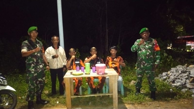Babinsa Koramil 07 Palmatak Patroli Malam Bersama Ormas dan Linmas di Desa Payamaram