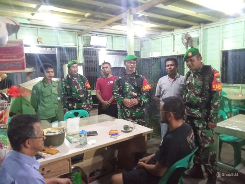 ANGGOTA KORAMIL 02/TAREMPA KODIM 0318/NATUNA GELAR PATROLI BERSAMA LINMAS DAN APARATUR DESA TAREMPA BARAT UNTUK JAGA KETENTRAMAN DAN KETERTIBAN UMUM