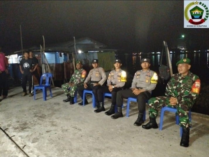 Patroli Malam Minggu, Babinsa Koramil 07 Palmatak Hadir di Tengah Warga Desa Air Sena