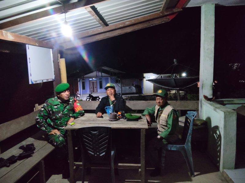 Babinsa Koramil 07 Palmatak, Sertu M. Hadi, Patroli Malam di Desa Langir Jaga Kamtibmas