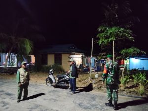 Sertu M. Hadi Pantang Lelah, Gelar Patroli Malam di Desa Teluk Bayur Demi Rasa Aman Warga