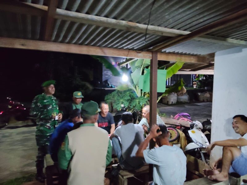 Sertu M. Hadi Sigap Jaga Desa Air Sena Lewat Patroli Malam, Warga Merasa Aman dan Nyaman