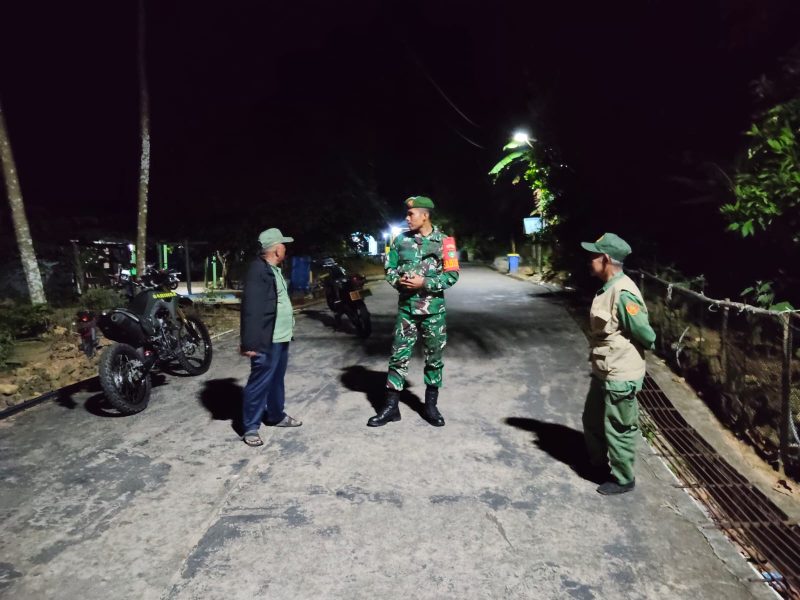 Sentuhan Malam Babinsa: Serda Yusri Satria Menyapa Warga Lewat Patroli di Desa Piabung
